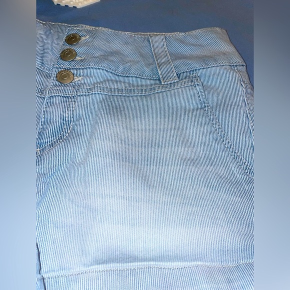 Shorts - Picture 3 of 5